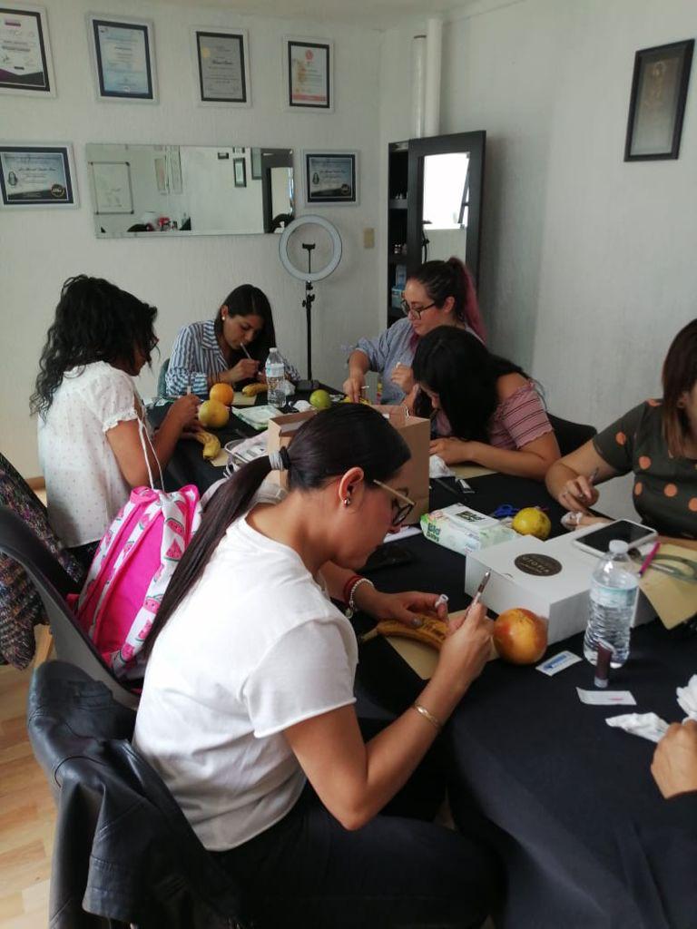 Alumnas practicando en Utopia